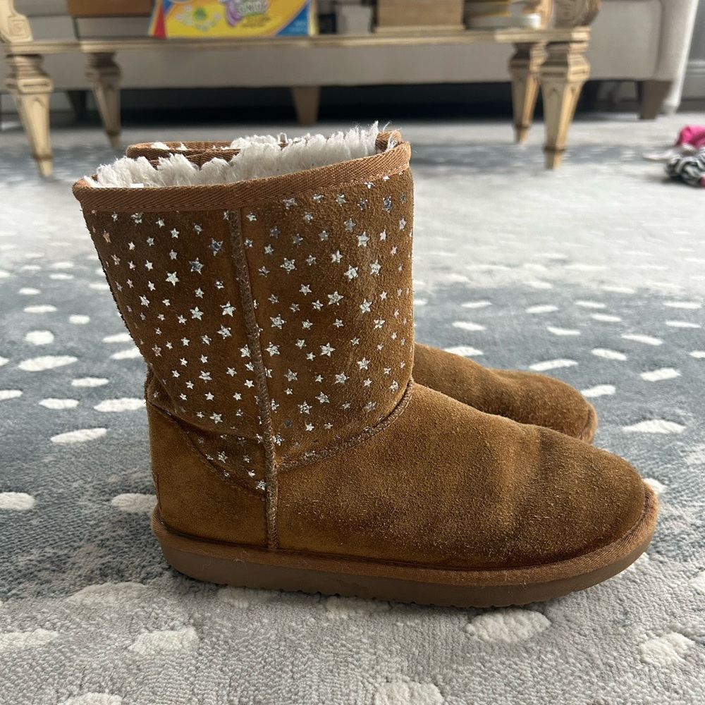 Koolaburra by UGG unisex-child Koola Short Stars